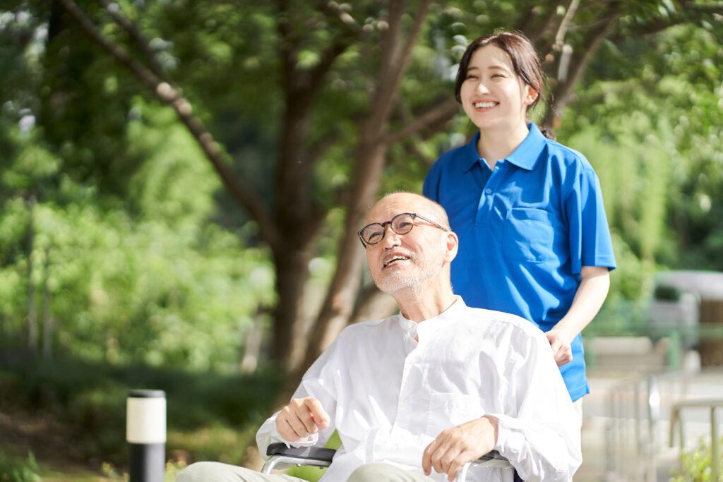 高齢者と散歩する介護士のイメージ