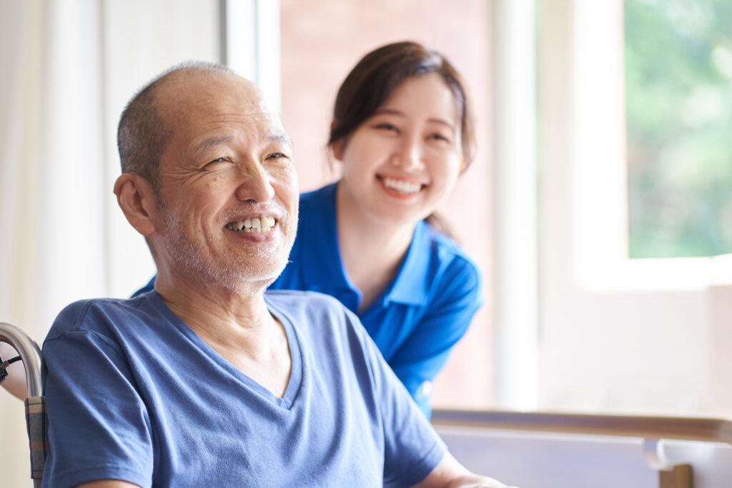 笑顔の介護士と高齢者のイメージ