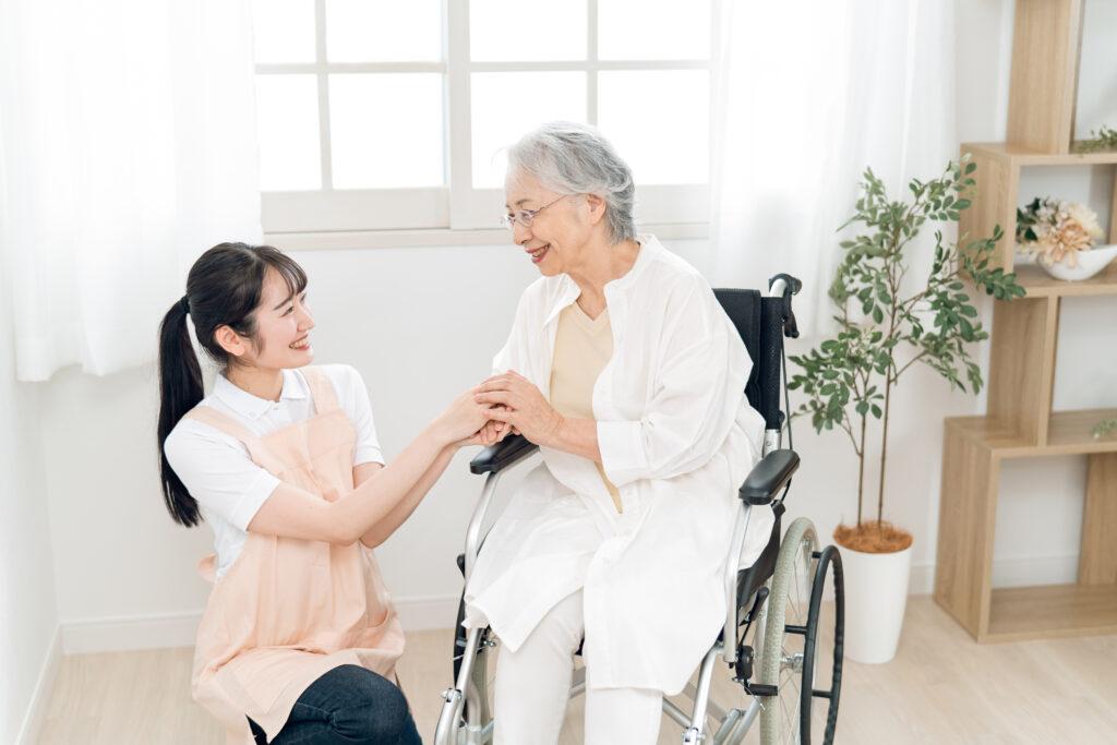 高齢者に感謝される介護士のイメージ