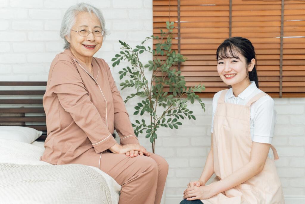 笑顔の高齢者と介護士のイメージ